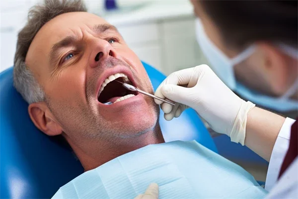 专业种植牙医生为您解决大门牙缺失问题